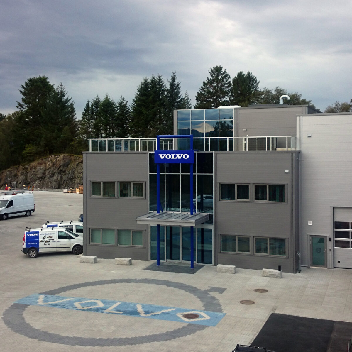 NOBI har produsert og levert industristein i fargene hvit, blå og grå, samt Aco Drain-systemet til Volvo Maskin Service.