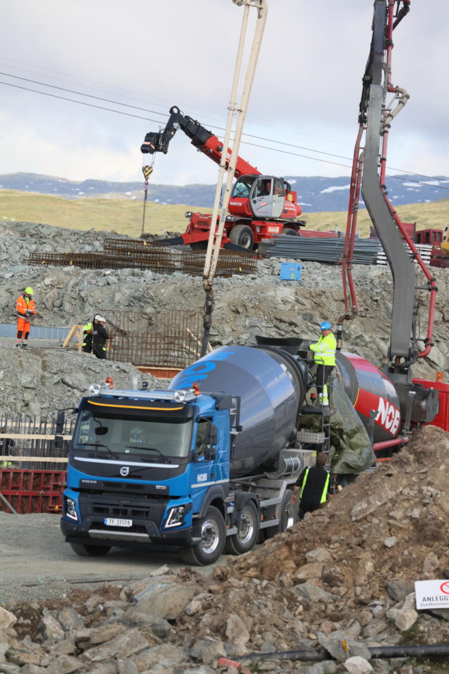 13. juni var en merkedag for NOBI på Voss. Støping av fundament for vendehjul på Hangurstoppen for Voss Resort stod på timeplanen og, det ble det levert