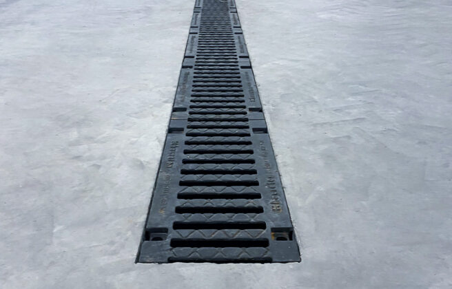 Hauraton Faserfix Betongrenne produkt installert med betonggulv rundt