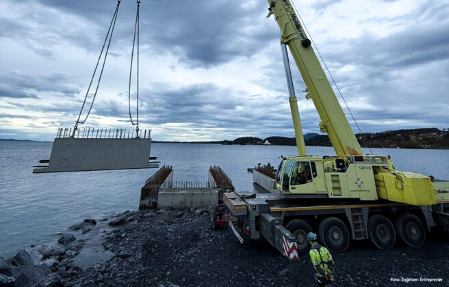 kran heiser på plass elementkai betongelementt